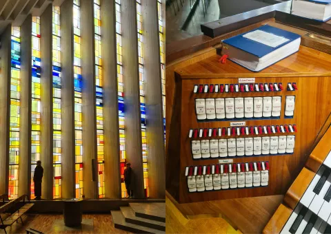 Links buntes Lichtspiel durch hohe Glasfenster einer Kirche mit zwei stehenden Personen, rechts Detailansicht der Register und Manuale einer Orgel mit aufgelegtem Gesangbuch.
