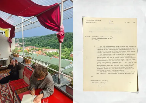 Links zwei Personen auf einem Balkon mit Blick über eine grüne Stadtlandschaft unter rotem Stoffdach, rechts ein historisches Dokument zur Beschaffung von Terrassenvorhängen aus dem Jahr 1929.