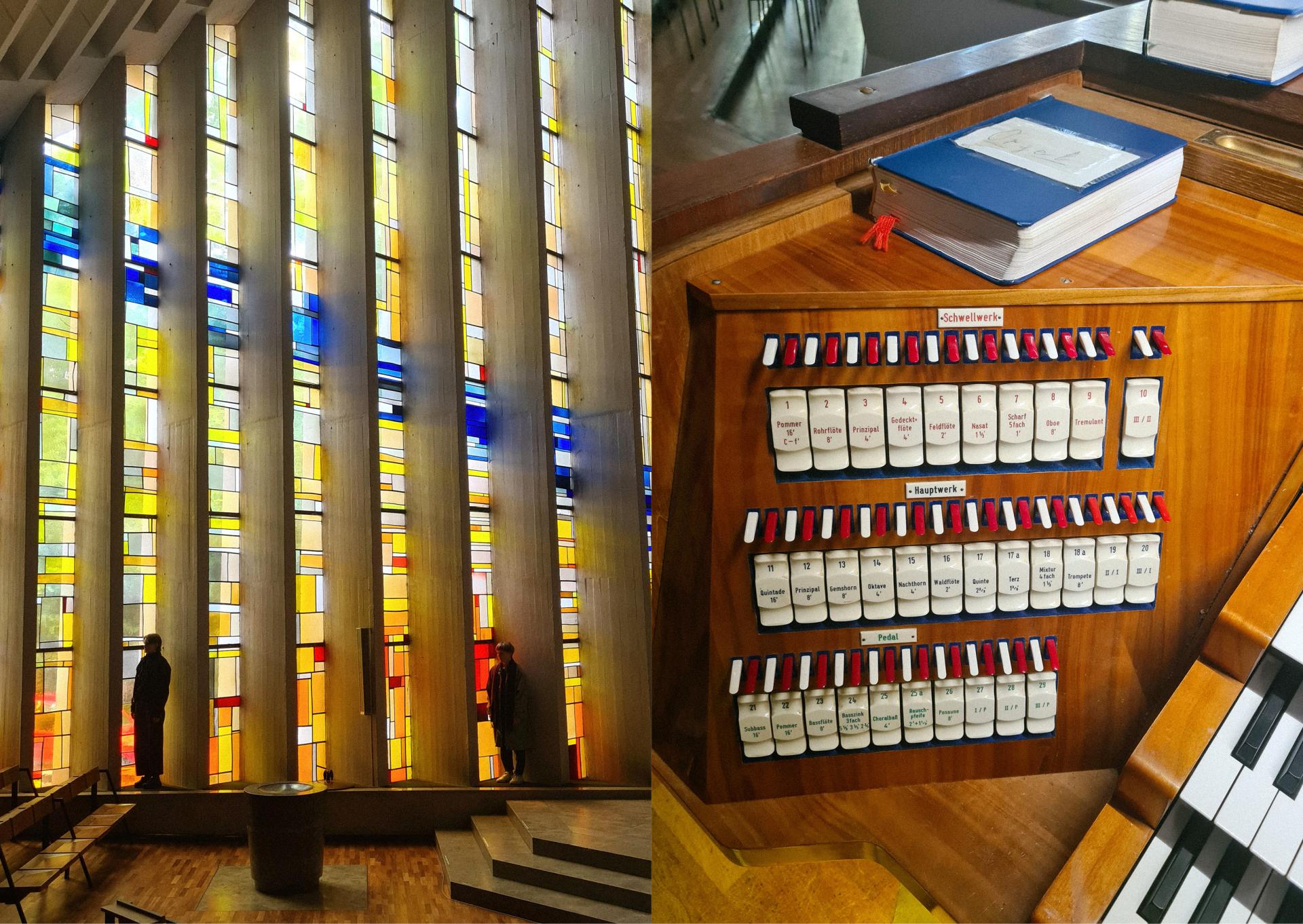 Links buntes Lichtspiel durch hohe Glasfenster einer Kirche mit zwei stehenden Personen, rechts Detailansicht der Register und Manuale einer Orgel mit aufgelegtem Gesangbuch.