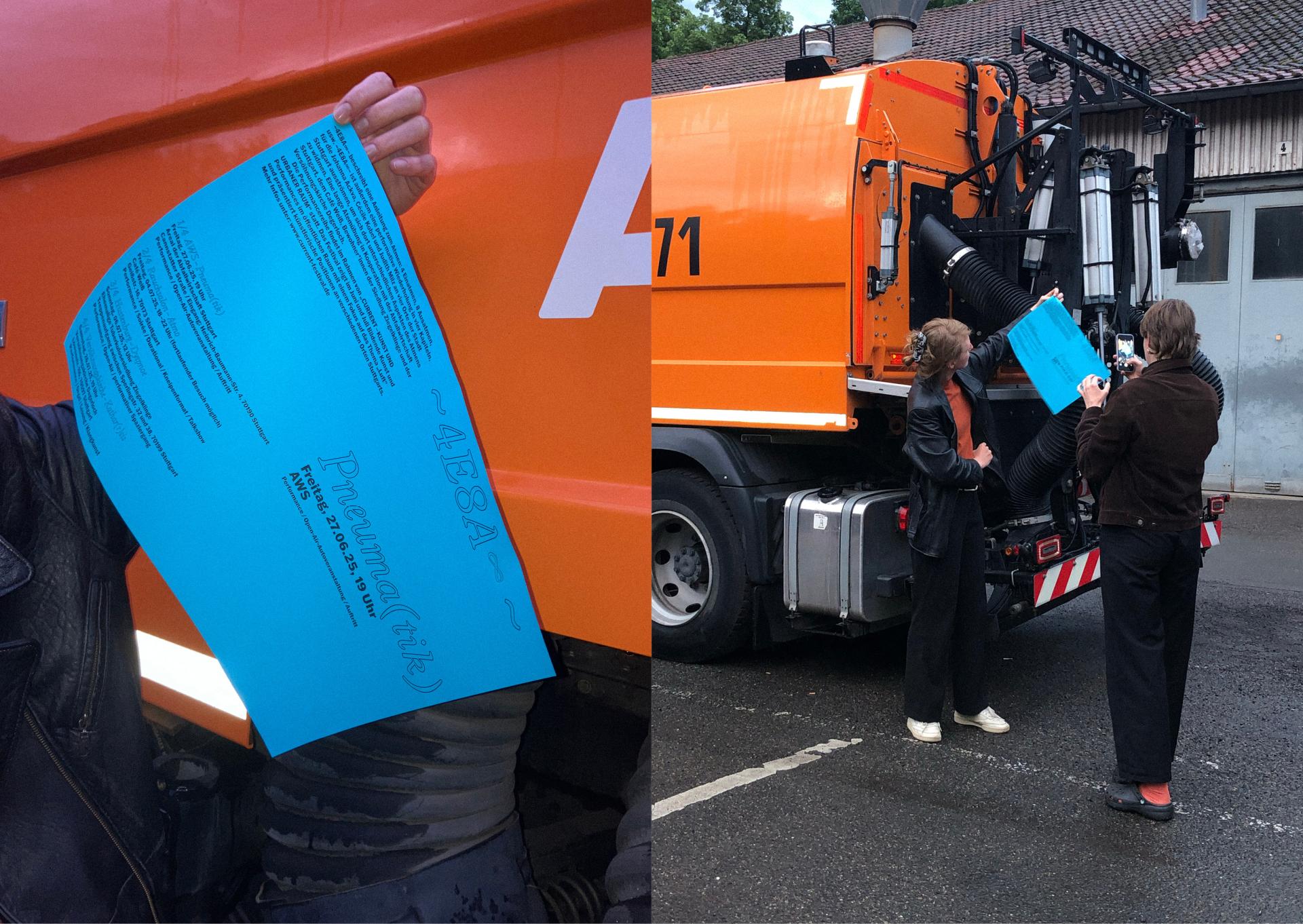 Zwei Personen präsentieren ein blaues Plakat vor einem orangefarbenen städtischen Reinigungsfahrzeug, während eine von ihnen es fotografiert.