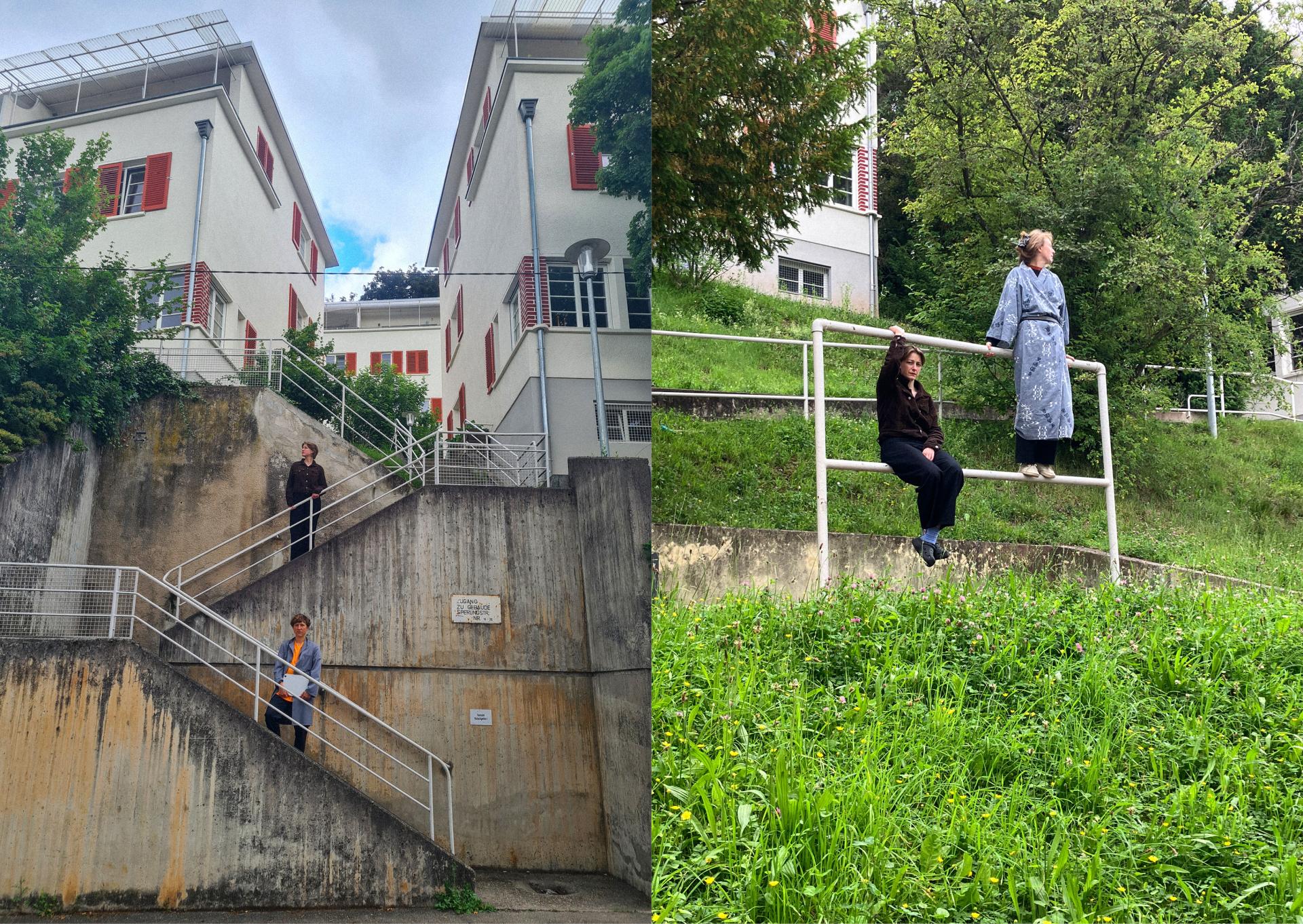 Links zwei Personen auf einer steilen Außentreppe zwischen weißen Gebäuden mit roten Fensterläden, rechts zwei weitere Personen an einem Geländer auf einer grünen Böschung vor ähnlicher Architektur.