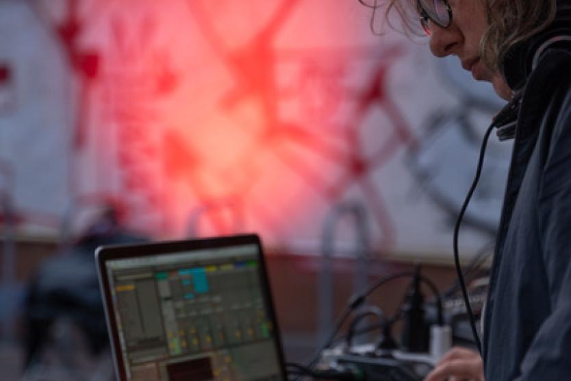 Manuela Schininà macht Musik während einer Veranstaltung