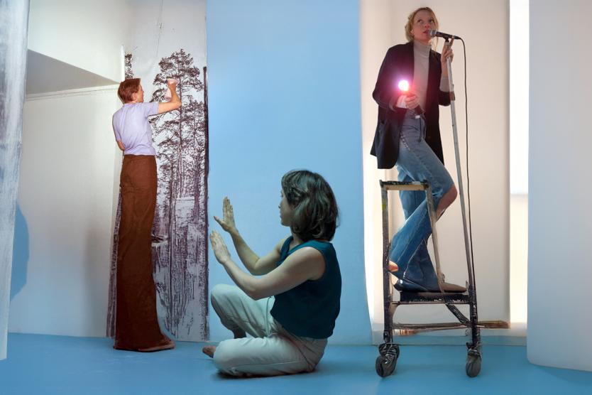 Drei Frauen in künstlerischer Szene: Eine malt Bäume an die Wand, eine sitzt am Boden mit erhobenen Händen, eine steht auf einer Leiter mit Mikrofon und Licht.