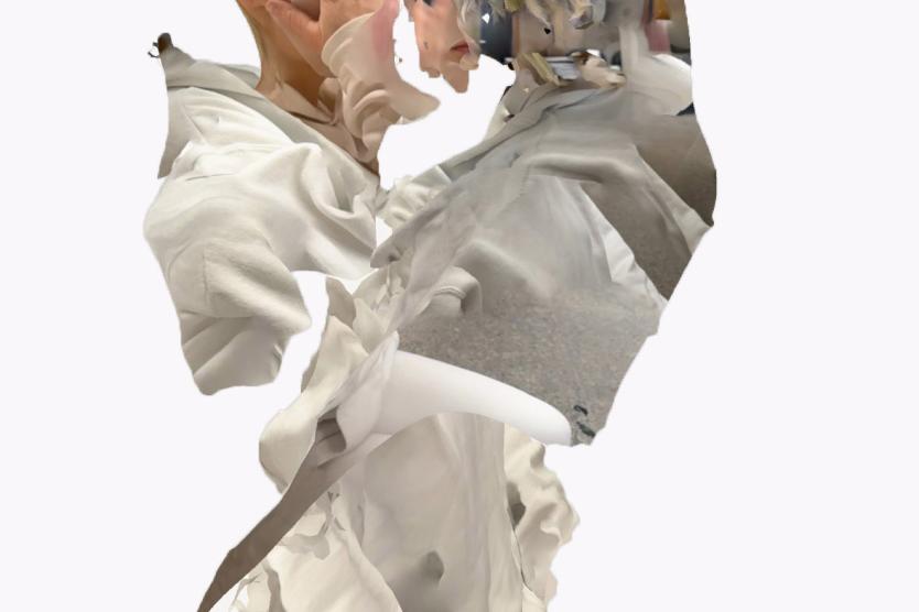 Zwei Personen stehen sich nahe, ihre Hände berühren gegenseitig die Gesichter. Die Darstellung ist digital verfremdet: Gesichter und Körper sind fragmentiert und verzerrt, als wären sie durch digitale Effekte aufgelöst. Beide tragen weiße Kleidung, der Hintergrund ist weiß.